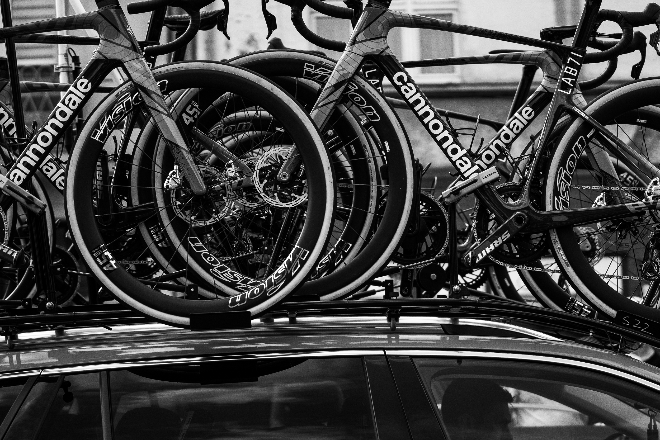 Samochód techniczny Tour de Pologne z zapasowymi rowerami