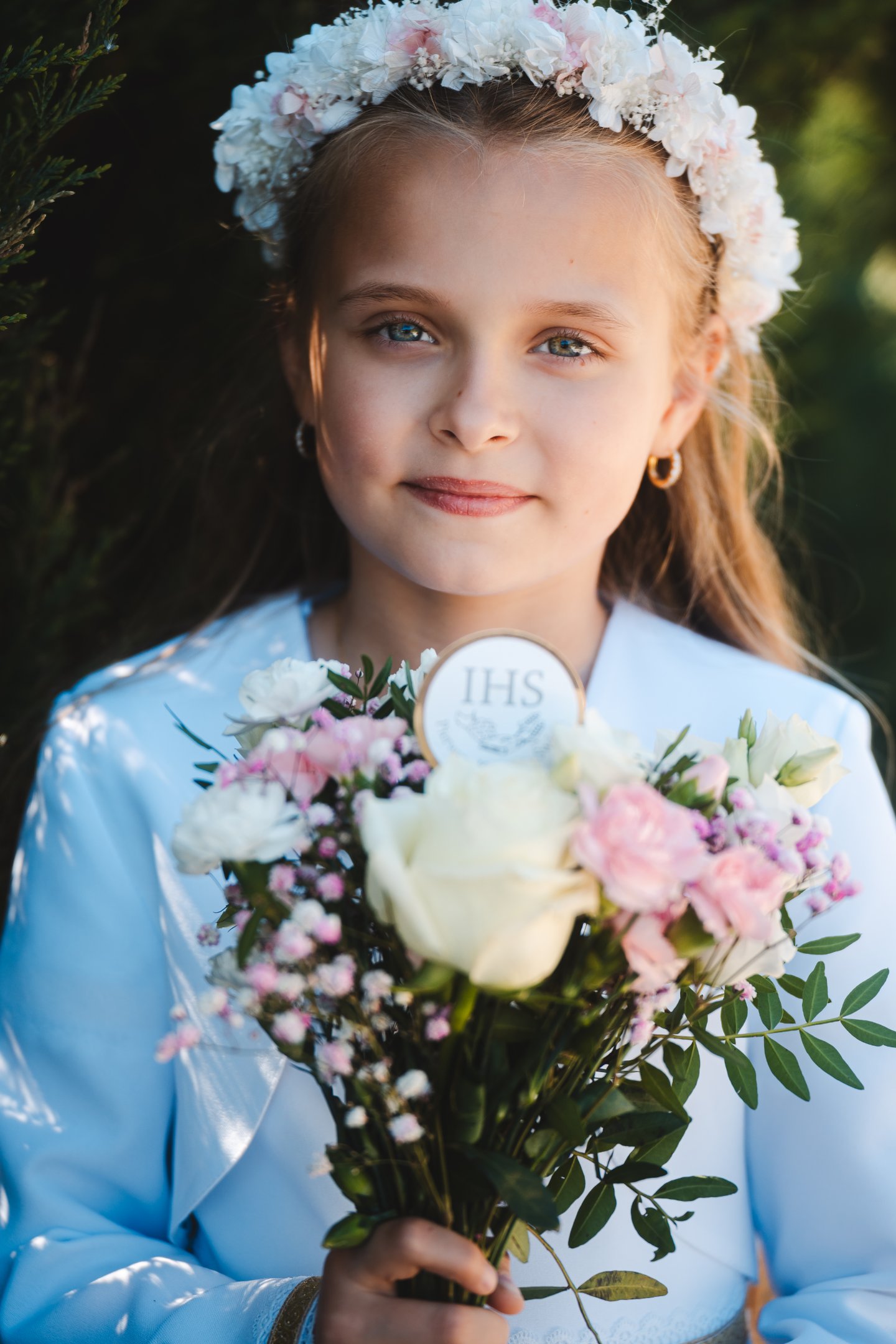 Portret dziecka w stroju komunijnym wśród zieleni – fotograf na Komunię Zielona Góra