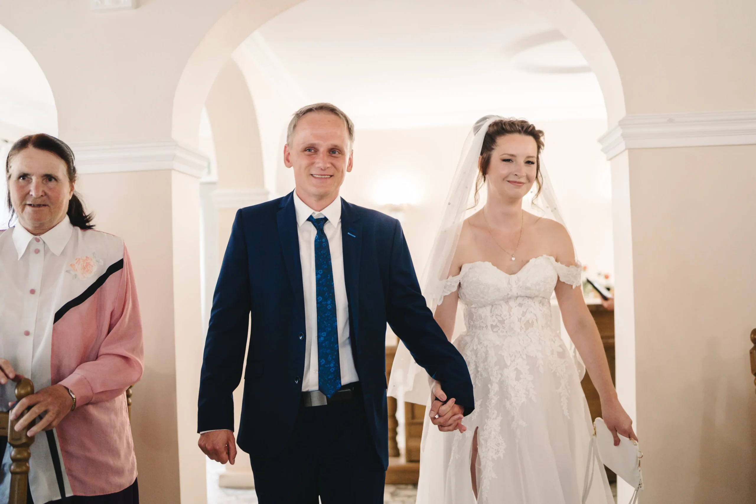 Para Młoda wychodząca po ceremonii ślubnej