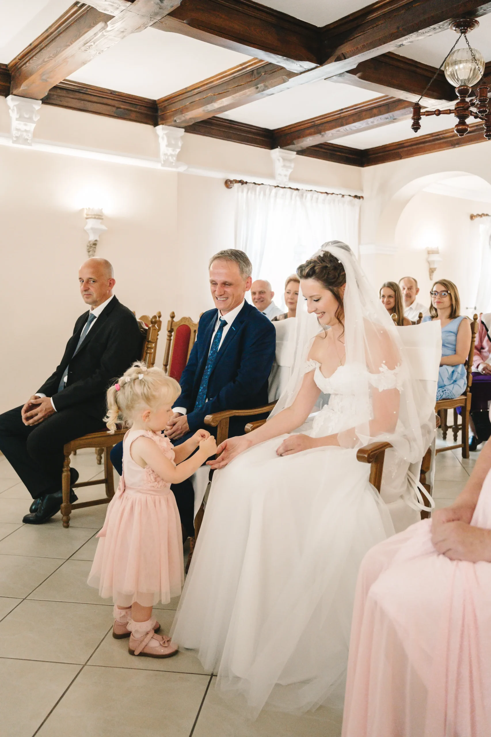 Magda podczas ceremonii ślubnej z małą dziewczynką