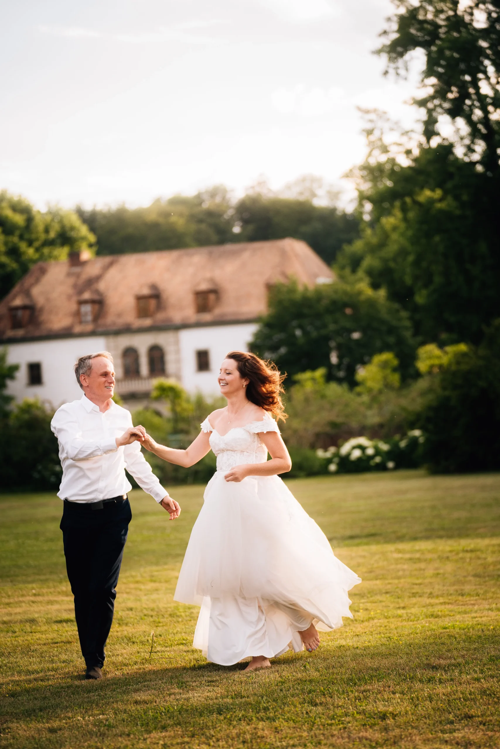 Magda i Tomek podczas naturalnej sesji ślubnej w ogrodzie